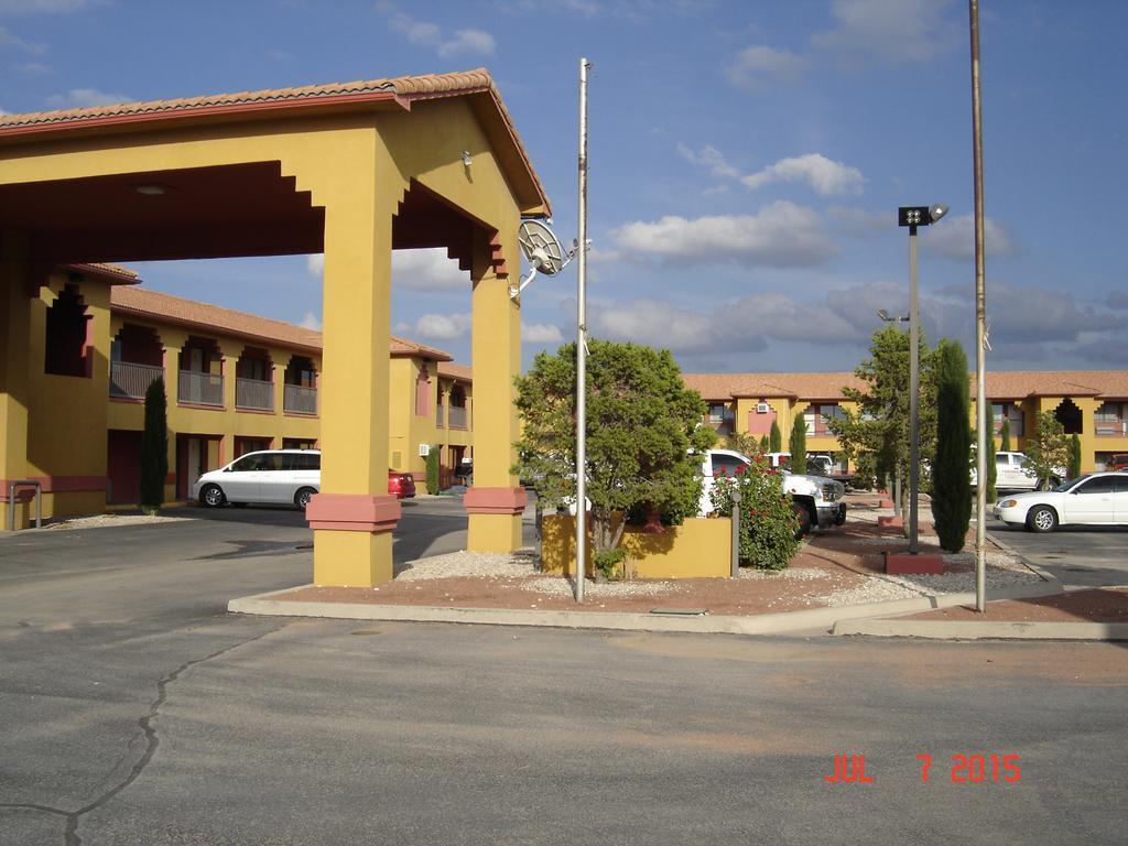Days Inn By Wyndham Carlsbad Exterior foto