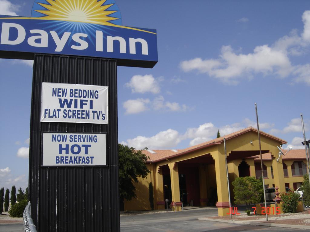 Days Inn By Wyndham Carlsbad Exterior foto