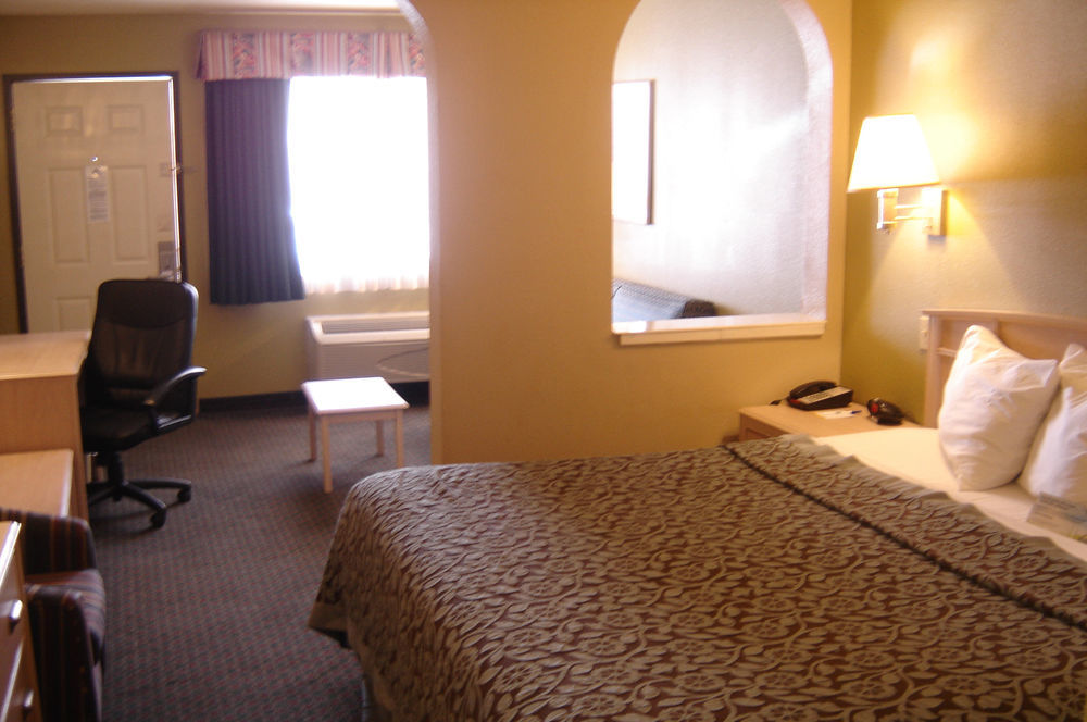 Days Inn By Wyndham Carlsbad Exterior foto