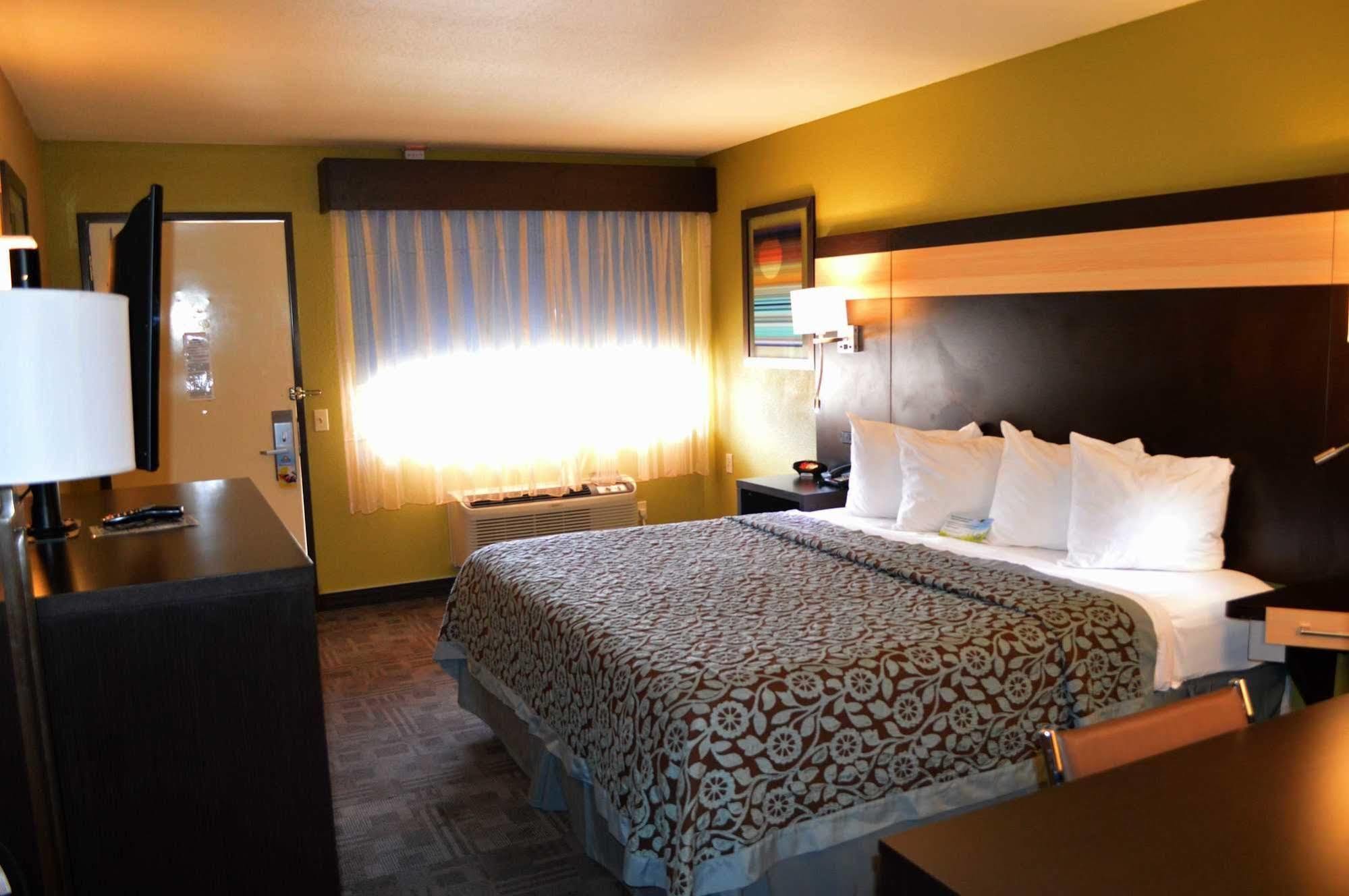 Days Inn By Wyndham Carlsbad Exterior foto