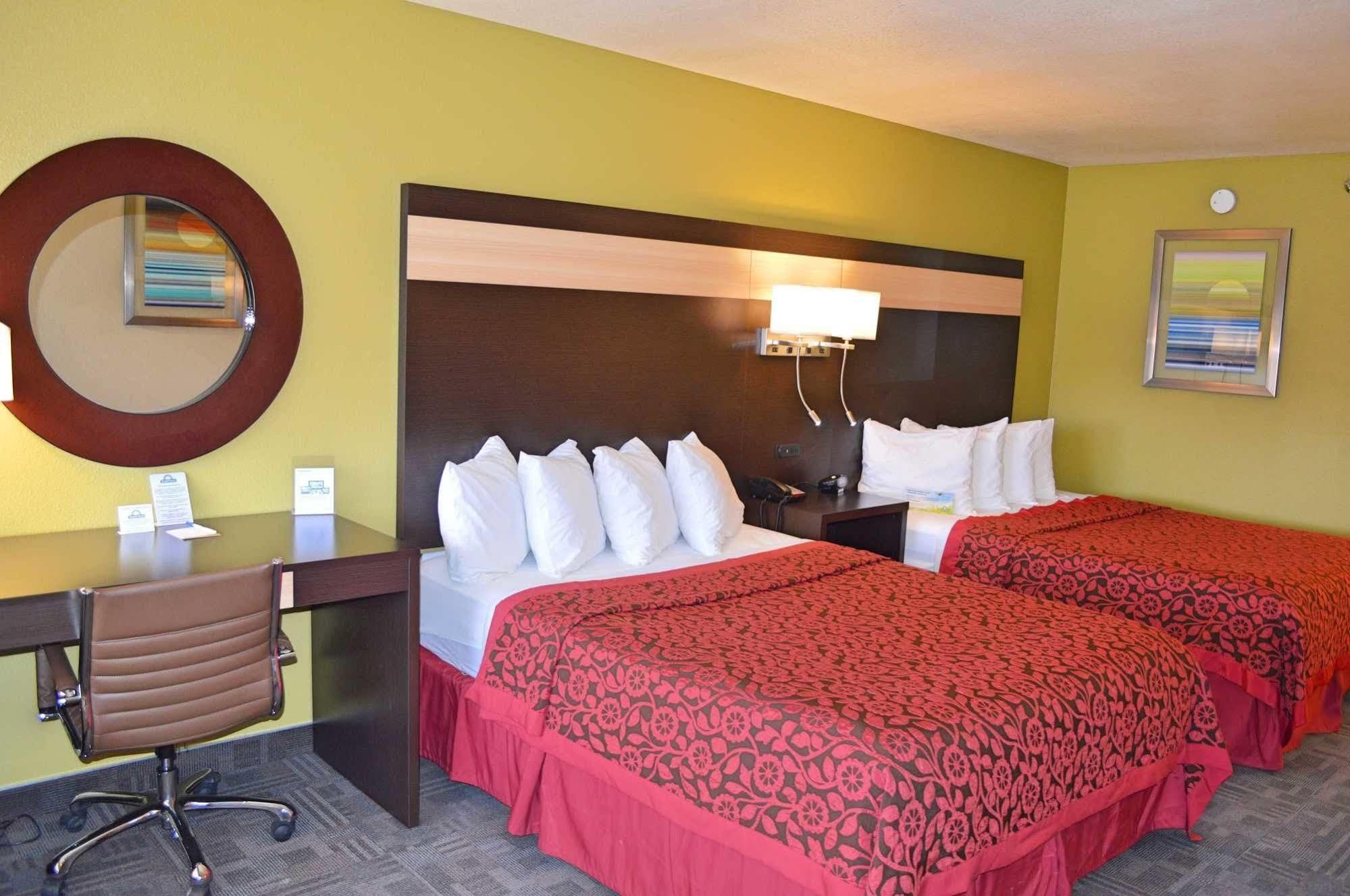 Days Inn By Wyndham Carlsbad Exterior foto